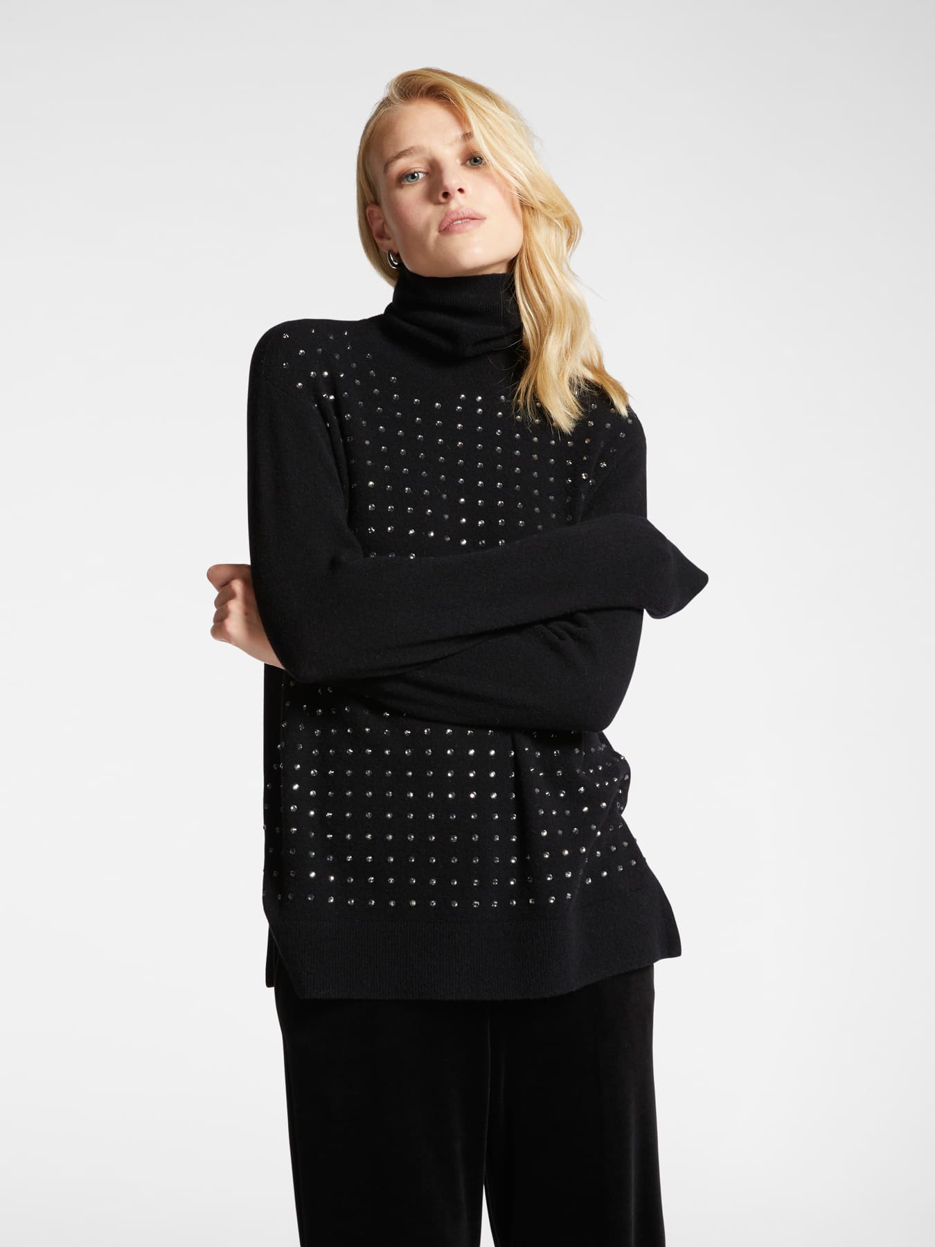 Джемпер с высоким горлом и декором из страз