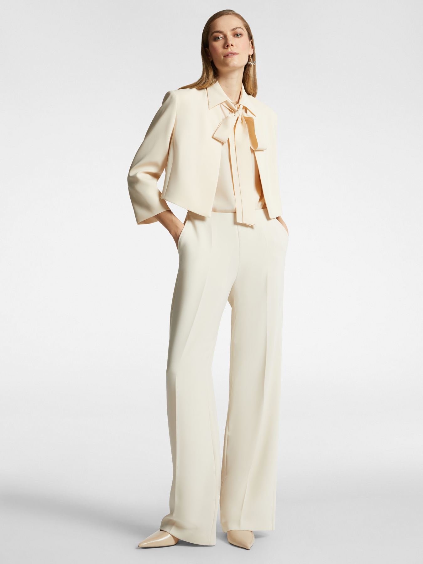 Укороченный жакет из стрейч-кади