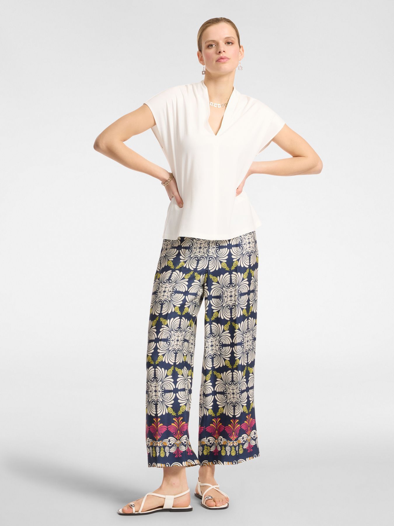 Футболка с V-образным вырезом