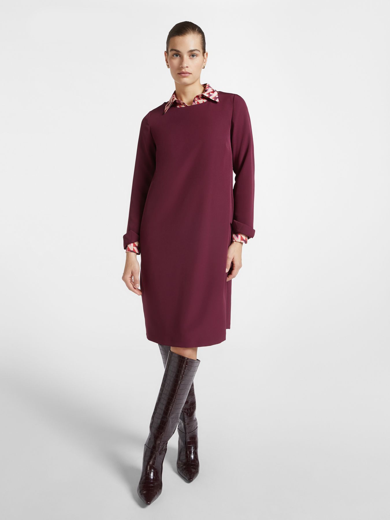 Платье прямого кроя бордовое
