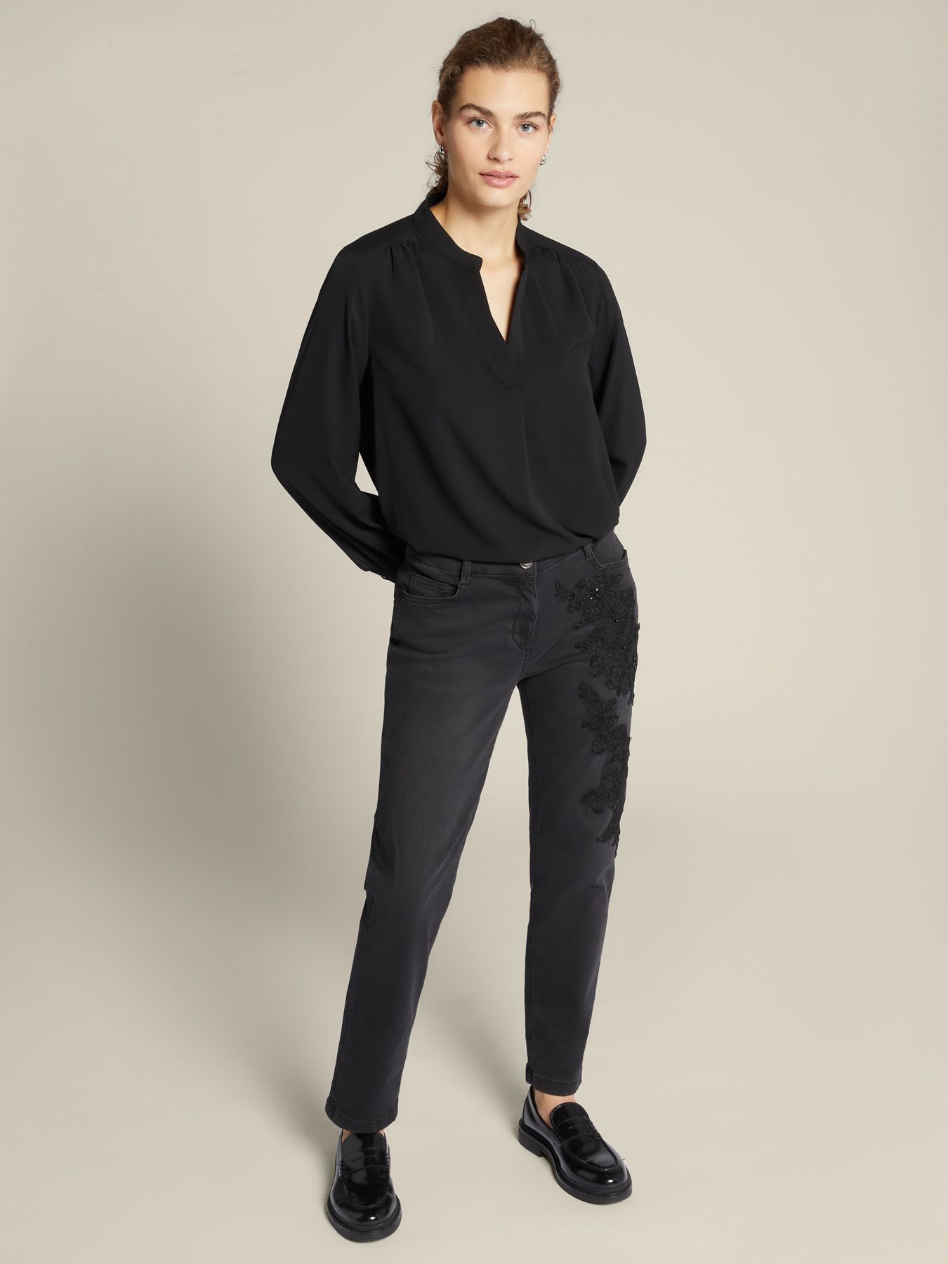 Джинсы зауженные с декором