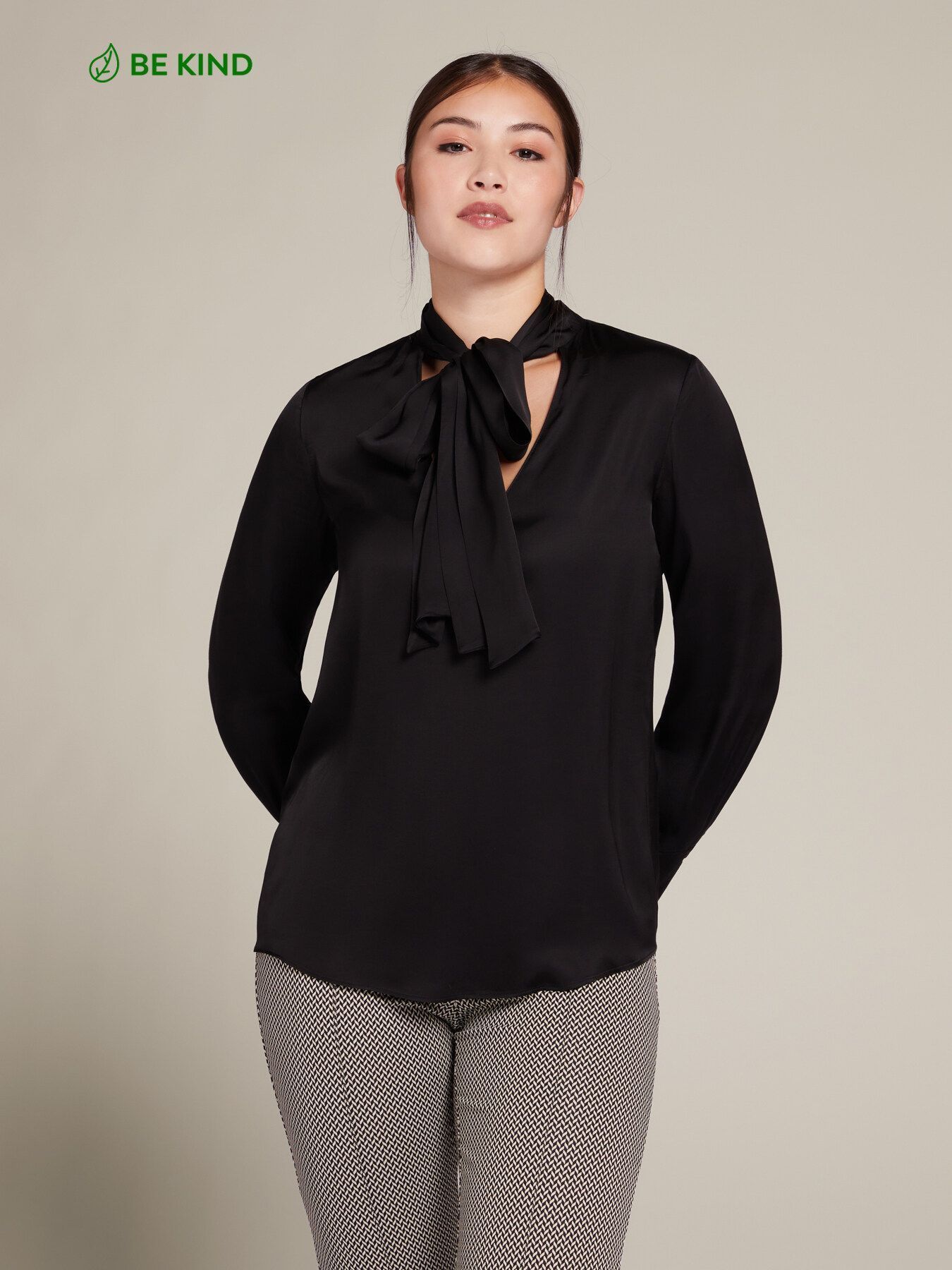 Плиссированная юбка из струящегося атласа черная Elena Mirò