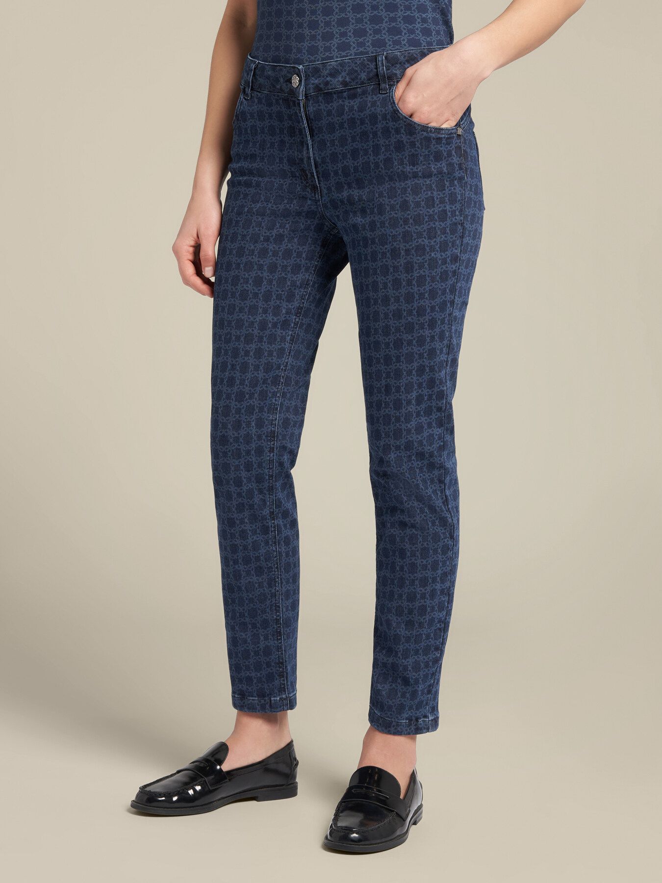 Джинсы зауженные