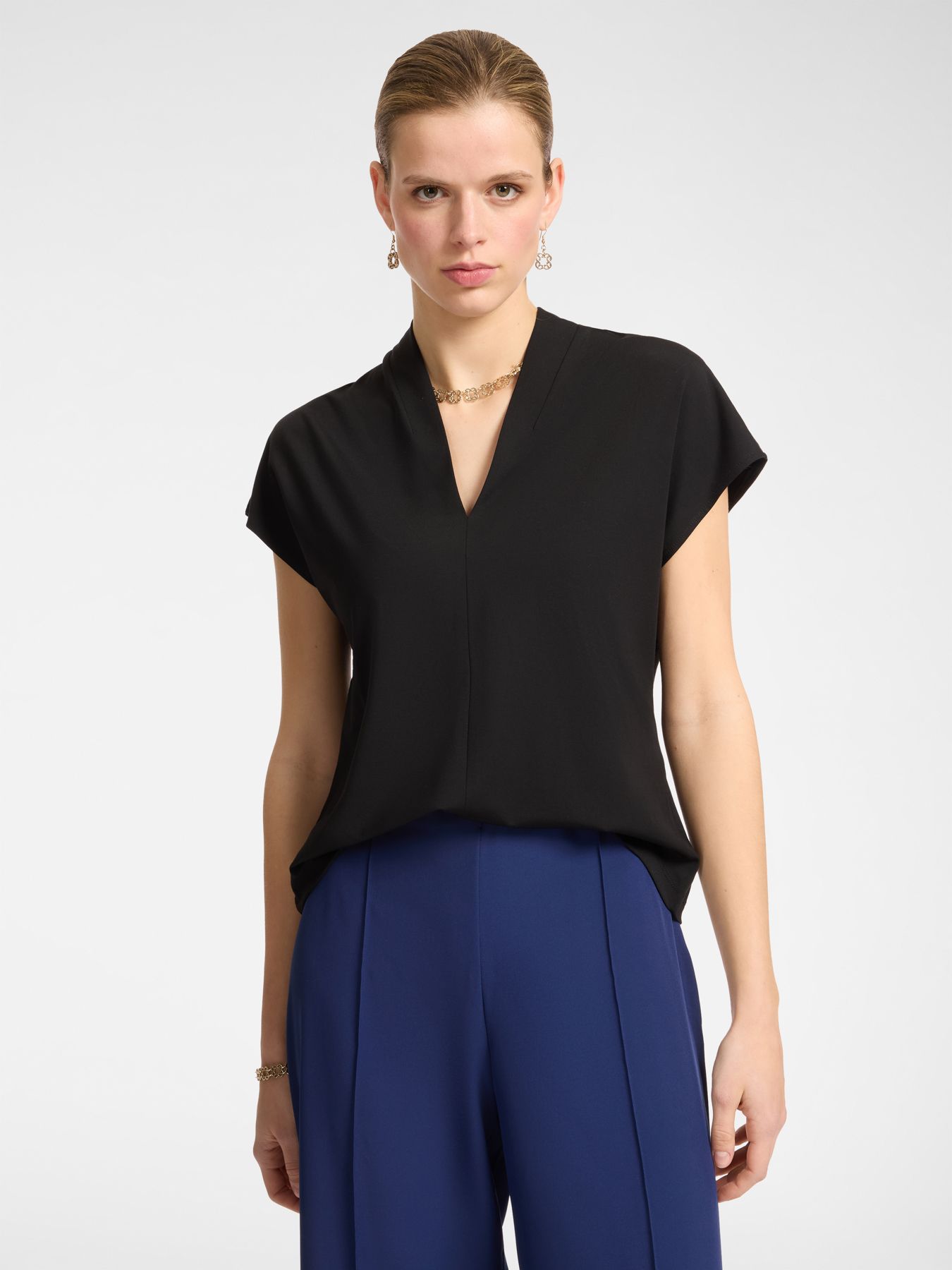 Футболка с V-образным вырезом