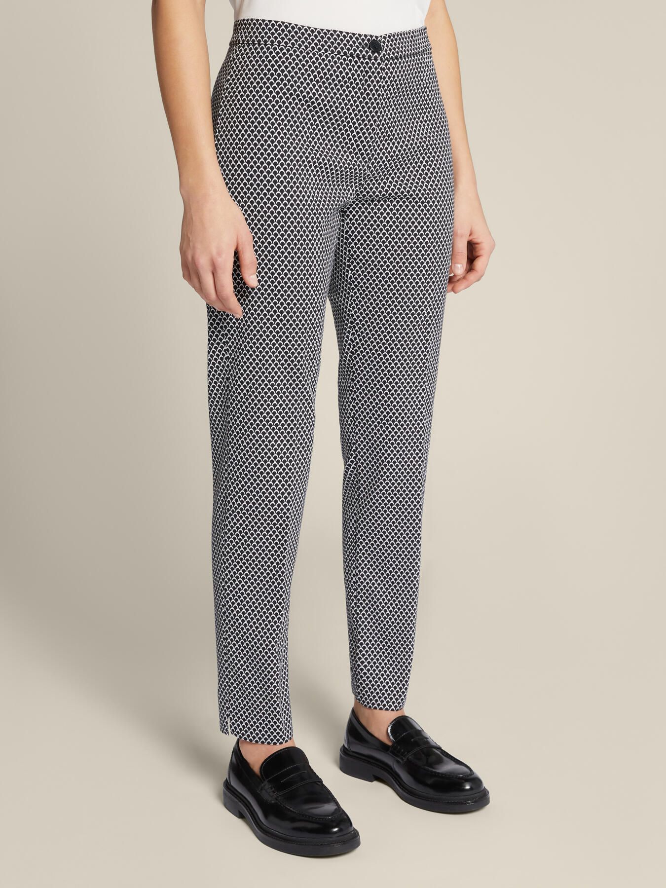 Зауженные женские брюки