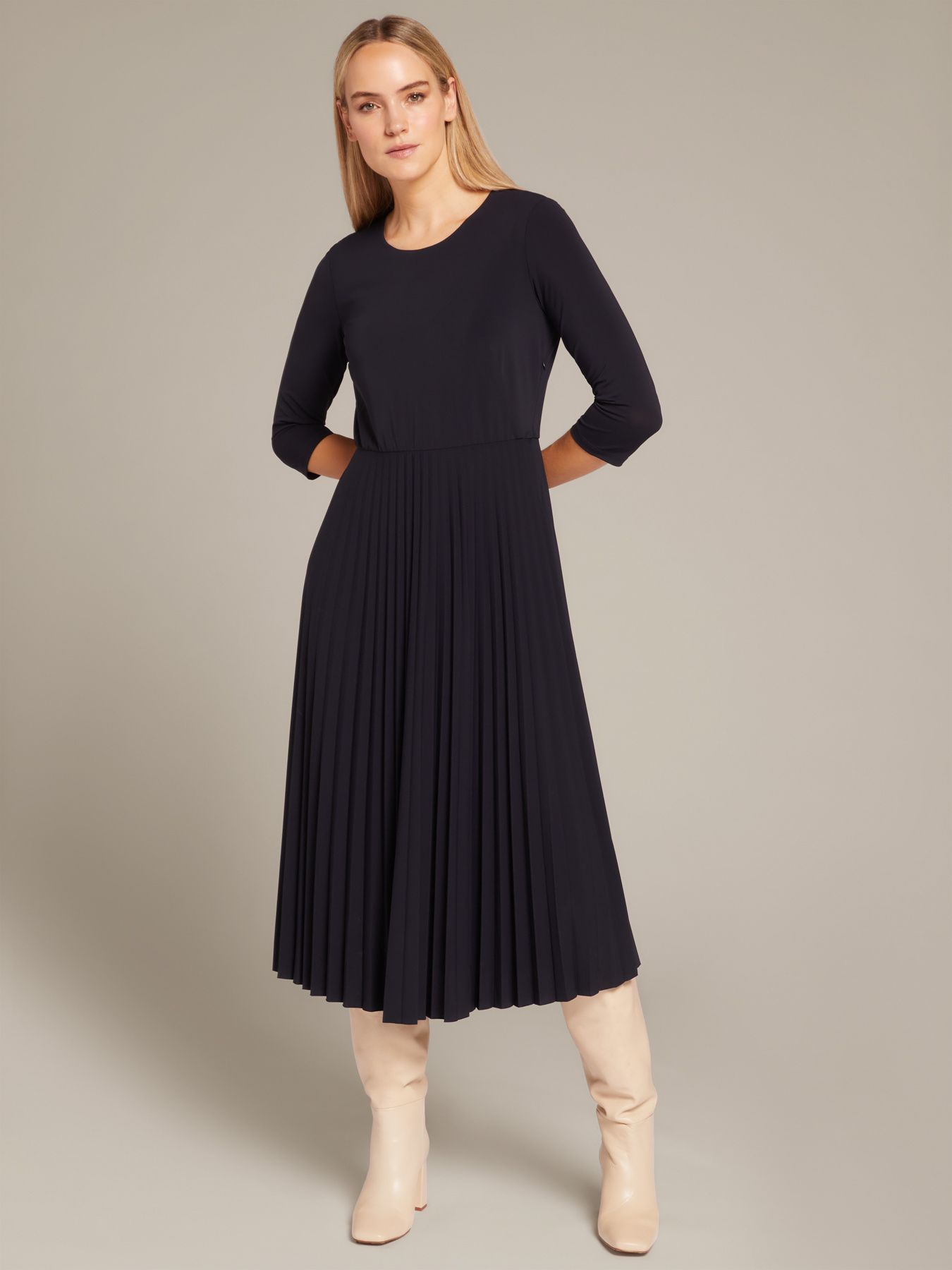 Трикотажное плиссированное платье